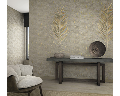 Wohnzimmer mit gemusterter Tapete, Konsole und Sessel