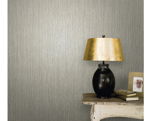 Szene mit gemusterter Tapete und dekorativer Tischleuchte