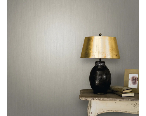 Helle, strukturierte Tapete an der Wand