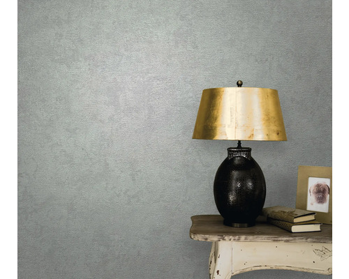 Nahaufnahme einer Zimmerwand mit Tapete, einem Tisch und einer Lampe