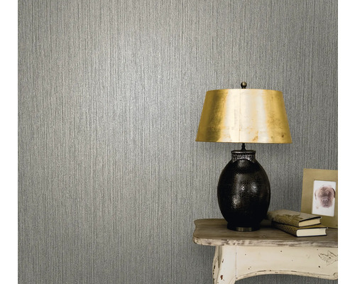 Nahaufnahme einer strukturierten Tapete in einem Raum mit Tisch und Lampe