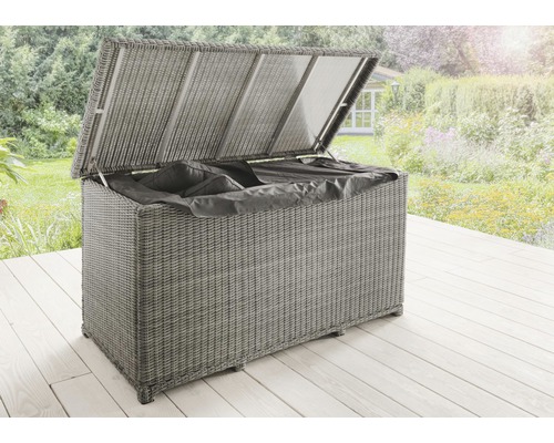 Graue Auflagenbox aus Rattan mit geöffnetem Deckel im Garten.