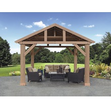 Holzpavillon mit Gartenmöbeln auf einer Terrasse