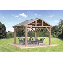 Holzpavillon mit Gartenmöbeln auf einer Terrasse im Garten