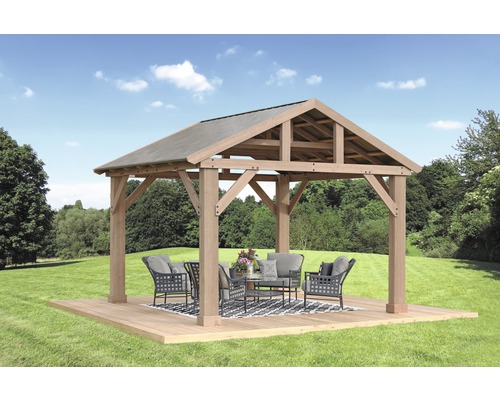 Holzpavillon mit Gartenmöbeln auf einer Terrasse im Garten