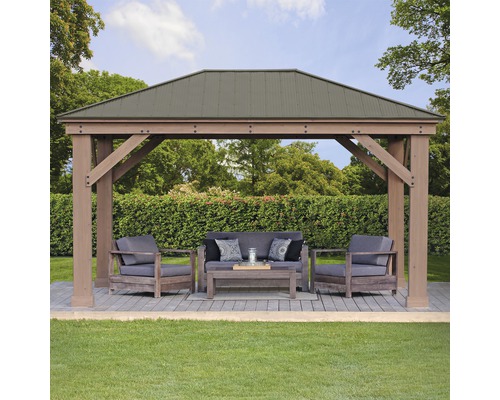 Gartenpavillon mit Sitzgruppe auf Terrasse im Garten