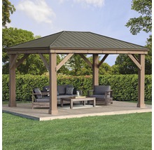 Gartenpavillon mit Holzrahmen und Metalldach auf einer Terrasse mit Gartenmöbeln
