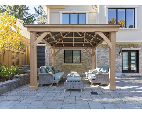 Freistehender Pavillon mit Gartenmöbeln auf einer Terrasse
