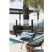 Außenbereich mit Pool, Gartenmöbeln, Lounge-Sesseln und Sonnenschutz