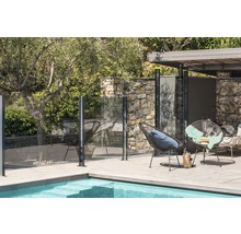 Poolbereich mit Pool, Glaszaun und Sitzgelegenheiten im Garten