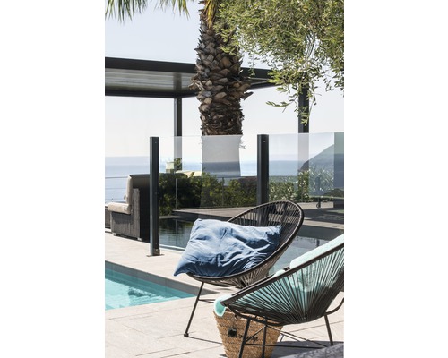Szene mit Schwimmbad, Gartenmöbeln, Pergola und Meerblick