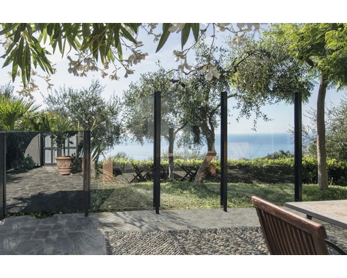Garten mit Glaszaun für Windschutz und Privatsphäre