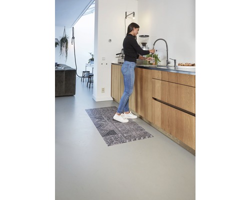 Moderne Küche mit Spüle, Küchenarmatur und gemusterter Küchenmatte