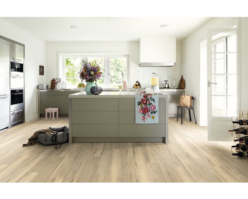 Helle Küche mit Holzboden, Kücheninsel und Fenster