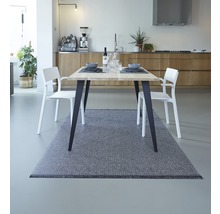 Esstisch mit Stühlen und Teppich in modernem Küchendesign