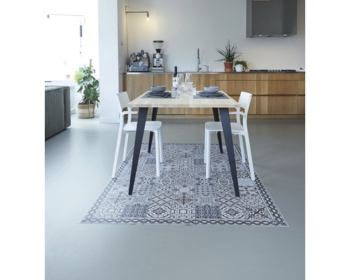 Essbereich mit Esstisch, Stühlen und gemustertem Vinylboden