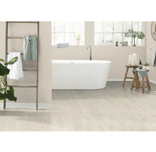 Helles Badezimmer mit freistehender Badewanne, Holzleiter und hellem Laminatboden.
