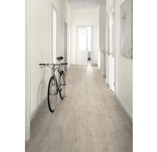 Flur mit Laminatboden, Fahrrad und Türen
