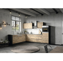 Helle Küche im modernen Stil mit Holzfronten und Betonwand