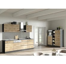 Moderne Küche mit hellen Holzfronten, Dunstabzugshaube und Hochschrank mit Backofen