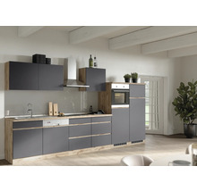 Moderne Küche in Grau und Holzoptik mit Einbauspüle, Geschirrspüler und Backofen.