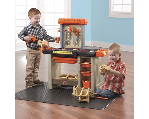 Spielzeug Werkbank für Kinder mit Werkzeugen und Zubehör, mit zwei Kindern beim Spielen.