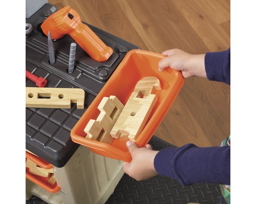 Werkbank für Kinder mit Spielzeugwerkzeug und Holzteilen
