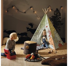 Kinderzimmer mit Tipizelt, Spielzeug Lagerfeuer, Baumstumpf Hocker und Wandbild mit Elchsilhouetten