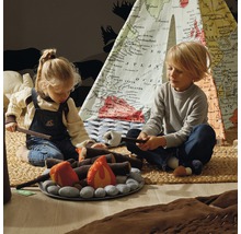 Spielszene mit Kindern, die an einem Spielzeuglagerfeuer sitzen, vor einem Tipi-Zelt mit Weltkartenmuster.