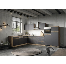 Komplette Einbauküche in Grau und Holzoptik mit Spüle, Herd und Dunstabzugshaube in einem modern eingerichteten Raum.