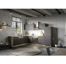 Moderne Küche mit grauen Schränken und Holzakzenten in einem loftartigen Raum.