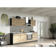 Moderne Küche mit Holzfronten, Spüle, Herd und Dunstabzugshaube in einem hellen Raum.