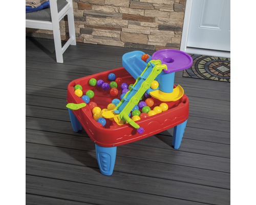 Spieltisch mit Rampen und bunten Bällen für Kinder
