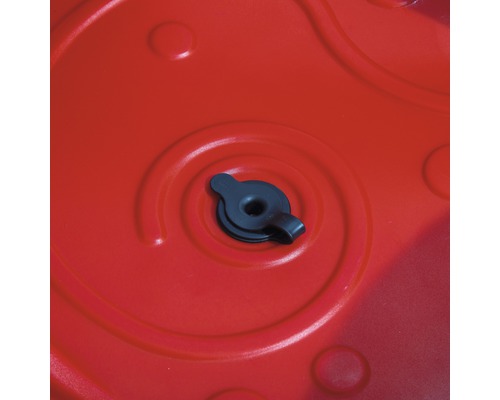 Detailansicht eines roten Wasserauffangbehälters mit schwarzem Verschlussstopfen