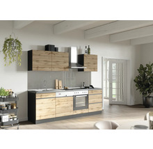 Helle Küche mit Küchenschränken in Holzoptik, Dunstabzugshaube und Kochfeld