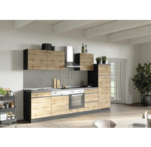 Helle Küche mit Holzfronten, Spüle, Herd und Dunstabzugshaube