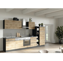 Moderne Küche mit Holzfronten, Arbeitsplatte und Geräten.