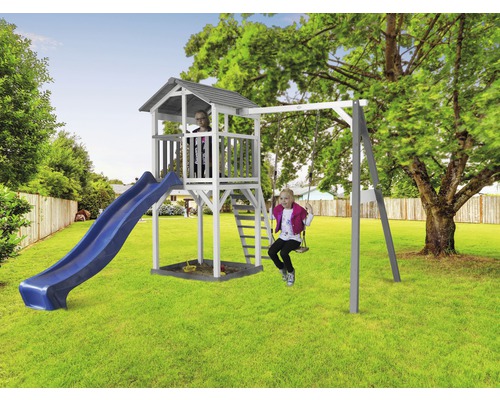 Spielturm mit Rutsche, Schaukel und Sandkasten im Garten