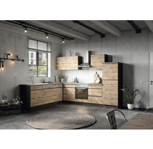 Moderne Küche im Loftstil mit Holzfronten, Spüle, Herd und Dunstabzugshaube vor grauer Wand