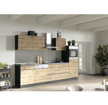 Moderne Küche mit Holzfronten und schwarzen Akzenten, inklusive Spüle, Dunstabzugshaube und Einbaugeräten.