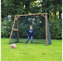 Fußballtor aus Holz mit Netz und Kind auf einer Rasenfläche
