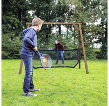 Zwei Personen spielen Tennis auf einem Rasen mit einem Holzrahmen und einem Netz.