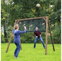 Aufbau eines Holzvolleyballnetzes im Garten mit spielenden Personen