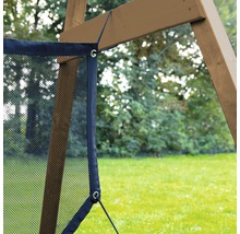 Detailaufnahme eines Fangnetzes an einem Holzgerüst im Außenbereich