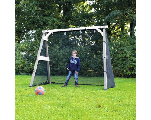 Holzfußballtor mit Ball und Kind im Garten