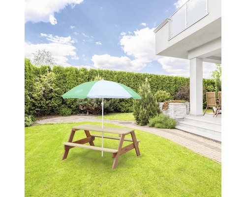 Kindersitzgruppe aus Holz mit Sonnenschirm im Garten