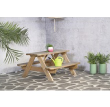 Kindersitzgruppe aus Holz mit Gießkanne und Dekoration