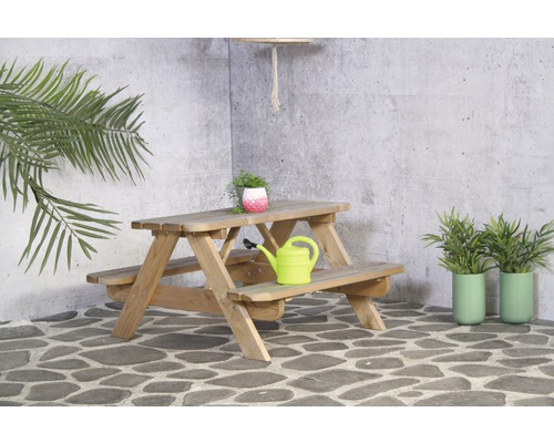 Kindersitzgruppe aus Holz mit Gießkanne und Dekoration