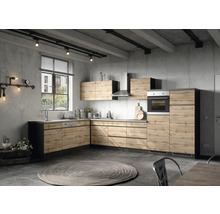 Moderne Küche im Industriedesign mit Holzfronten, Edelstahlgeräten und Betonwand