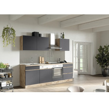 Moderne Küche mit grauen Schränken und Holzakzenten in einem hellen Raum